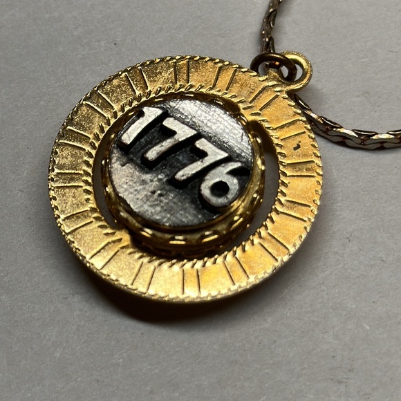 Vintage swivel bicentennial pendant gold tone and pewter - Picture 3 of 8